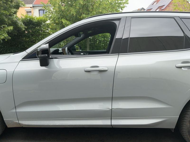 Volvo XC60 2.0 T8 Recharge Plug-in Hybrid Plus Dark AWD — zdjęcie 4