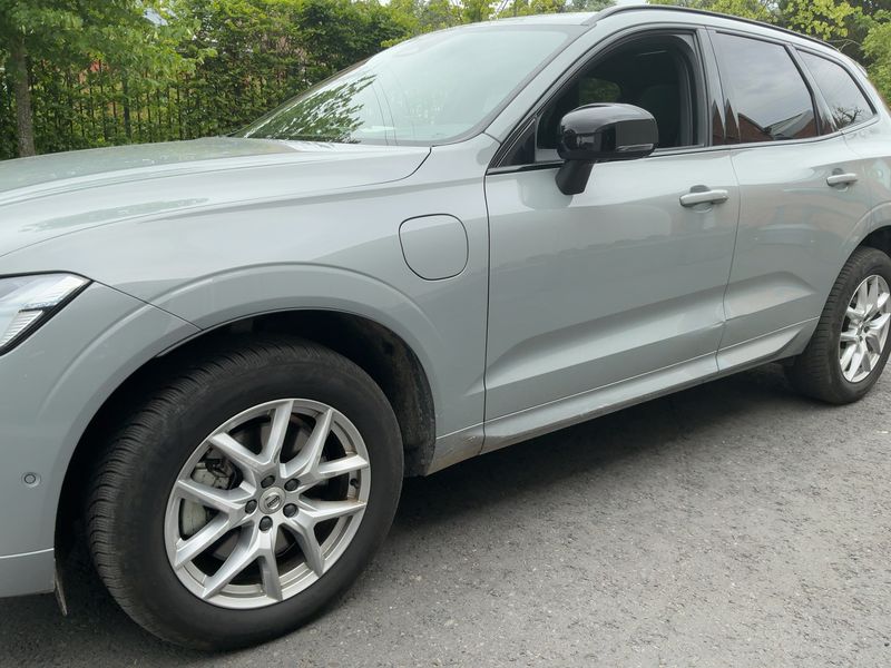 Volvo XC60 2.0 T8 Recharge Plug-in Hybrid Plus Dark AWD — zdjęcie 2