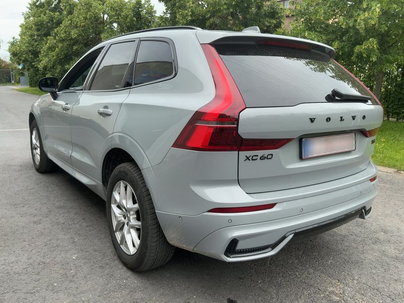 Volvo XC60 2.0 T8 Recharge Plug-in Hybrid Plus Dark AWD — zdjęcie 3