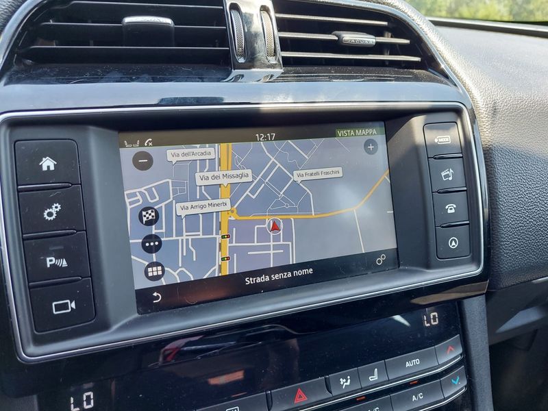 Jaguar F-Pace 20d Pure AWD — zdjęcie 13