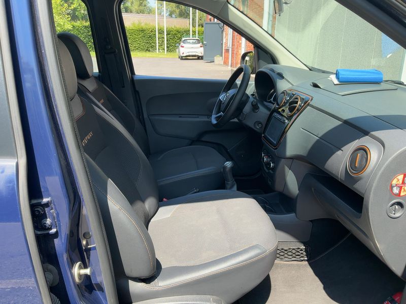 Dacia Lodgy 1.2 TCe Stepway Celebration — zdjęcie 11