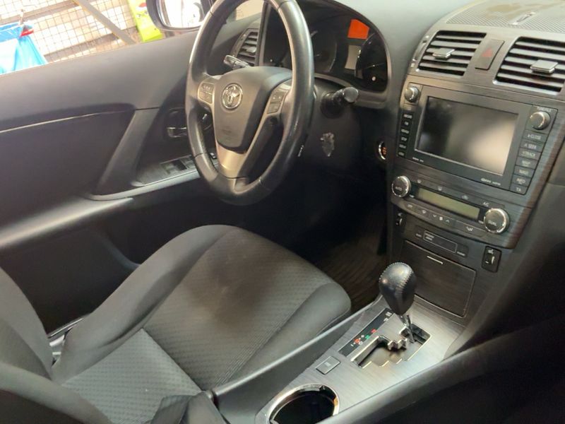 Toyota Avensis 2.2 D-4D Executive — zdjęcie 12