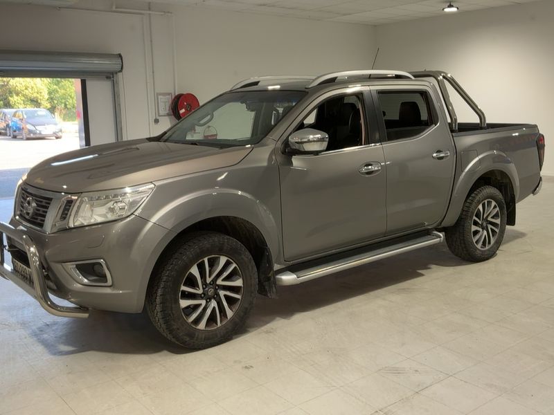 Nissan Navara NP-300 2.3 dCi Premium Edition Double Cab 4x4 — zdjęcie 2