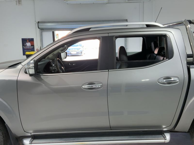 Nissan Navara NP-300 2.3 dCi Premium Edition Double Cab 4x4 — zdjęcie 4