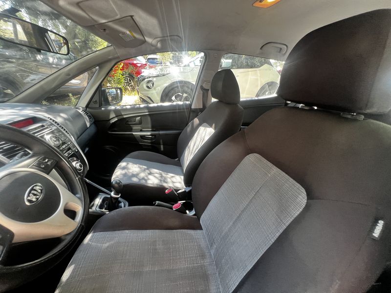 Kia Venga 1.4 CRDi Easy — zdjęcie 10