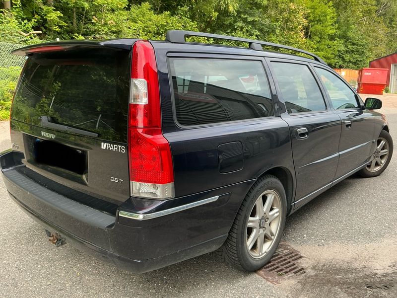 Volvo V70 2.5 T Kinetic — zdjęcie 2