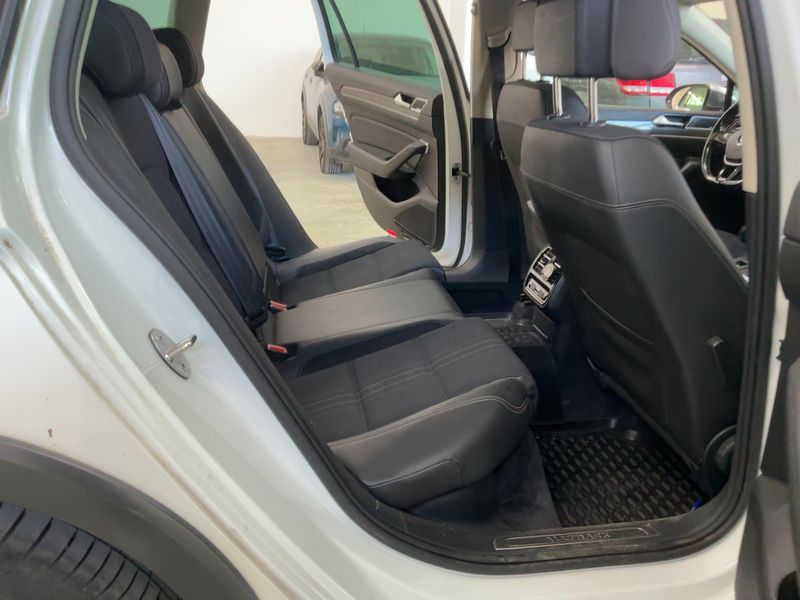 Volkswagen Passat Alltrack 2.0 TDI 4Motion BlueMotion Tech — zdjęcie 14