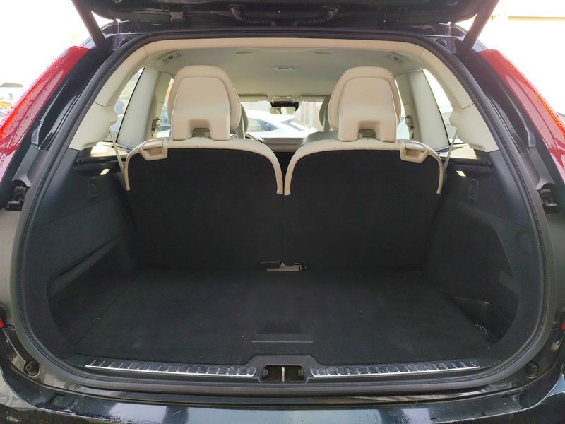 Volvo XC90 2.0 D5 Momentum AWD — zdjęcie 9