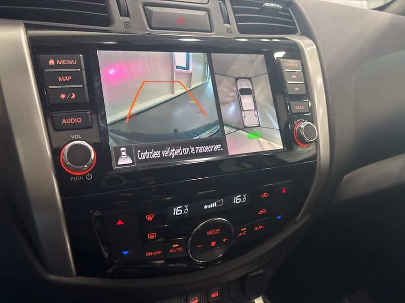 Nissan Navara Pick-up 2.5 dCi Double Cab LE 4x4 — zdjęcie 19