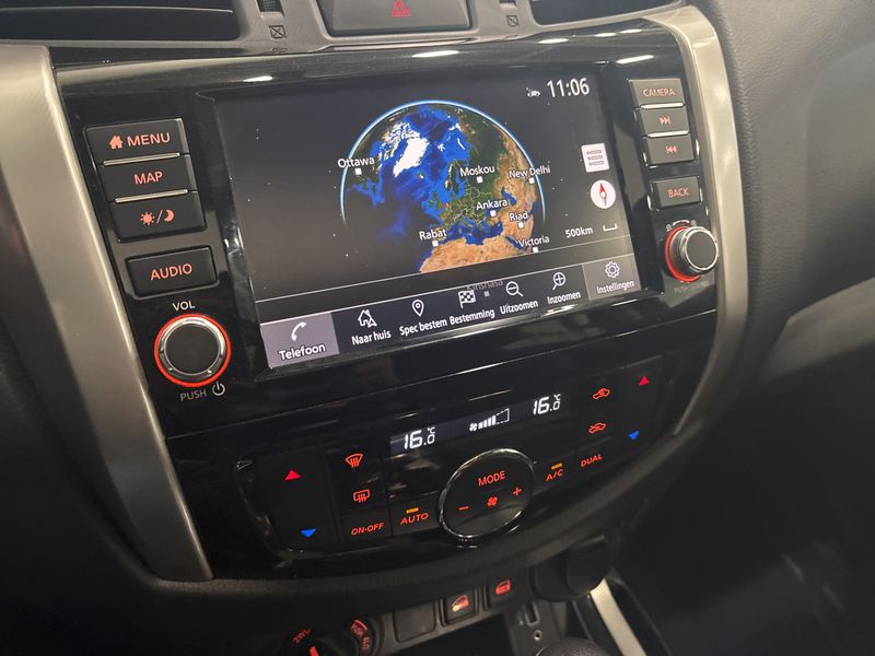Nissan Navara Pick-up 2.5 dCi Double Cab LE 4x4 — zdjęcie 13