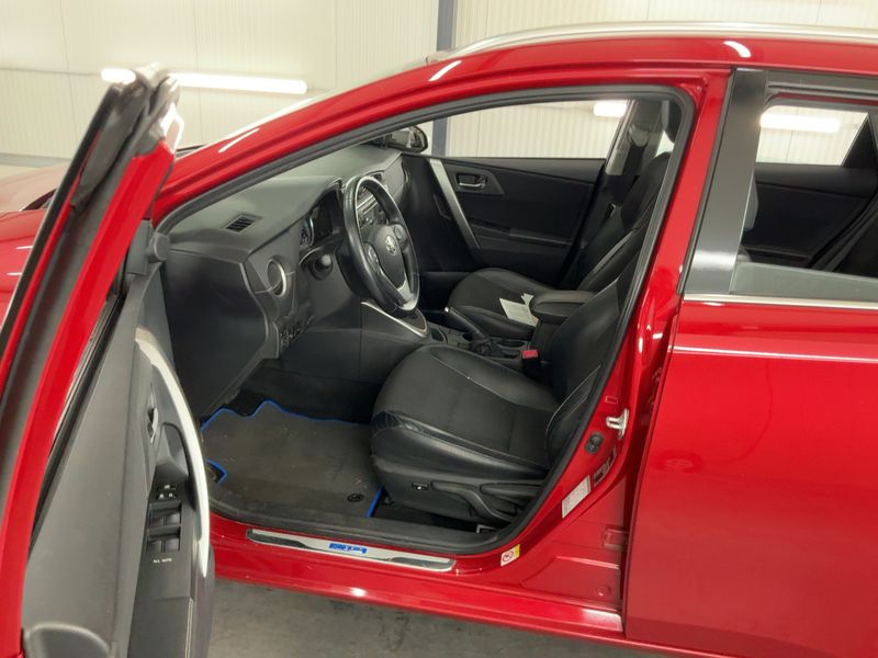 Toyota Auris Touring Sports 1.8 Hybrid Executive — zdjęcie 11