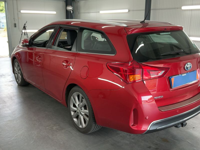 Toyota Auris Touring Sports 1.8 Hybrid Executive — zdjęcie 3