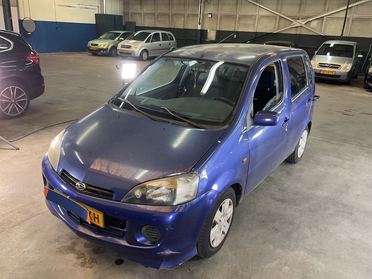 Daihatsu YRV 2006