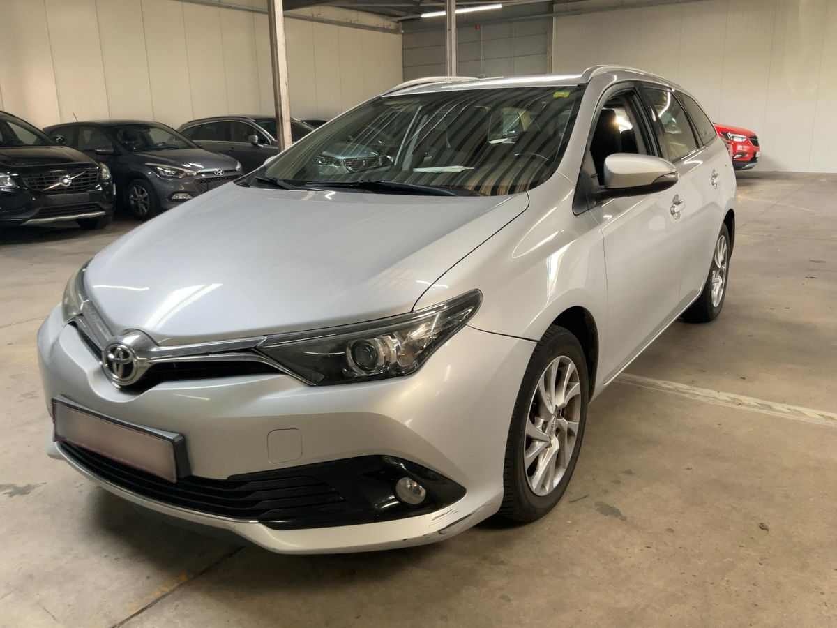 Toyota Auris 2017 — photo 1