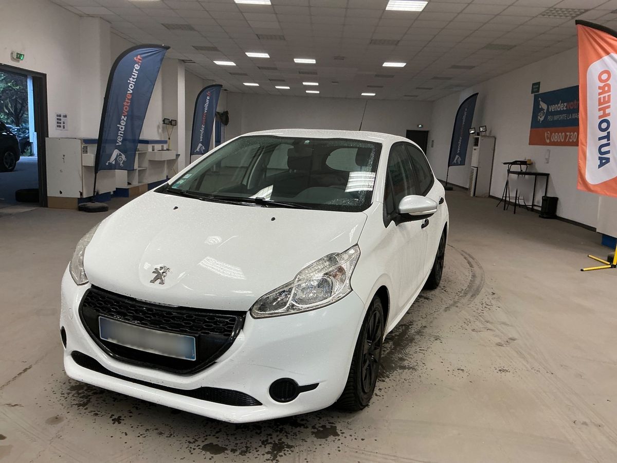 Peugeot 208 2015 — photo 1