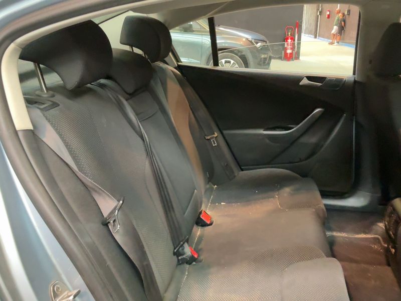 Volkswagen Passat 2.0 TDI Edition Plus — zdjęcie 14