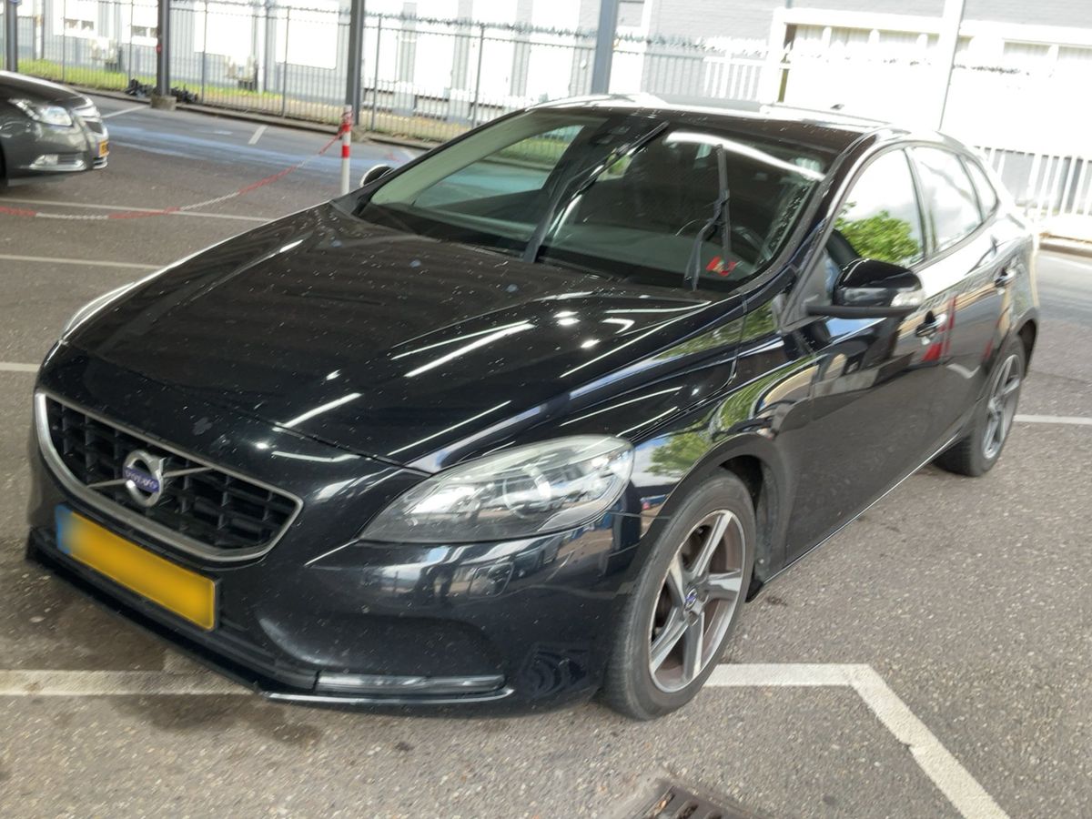 Volvo V40 2015 — photo 1