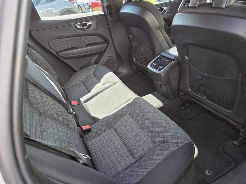 Volvo XC60 2.0 B4 Diesel Mild-Hybrid Momentum Pro AWD — zdjęcie 14