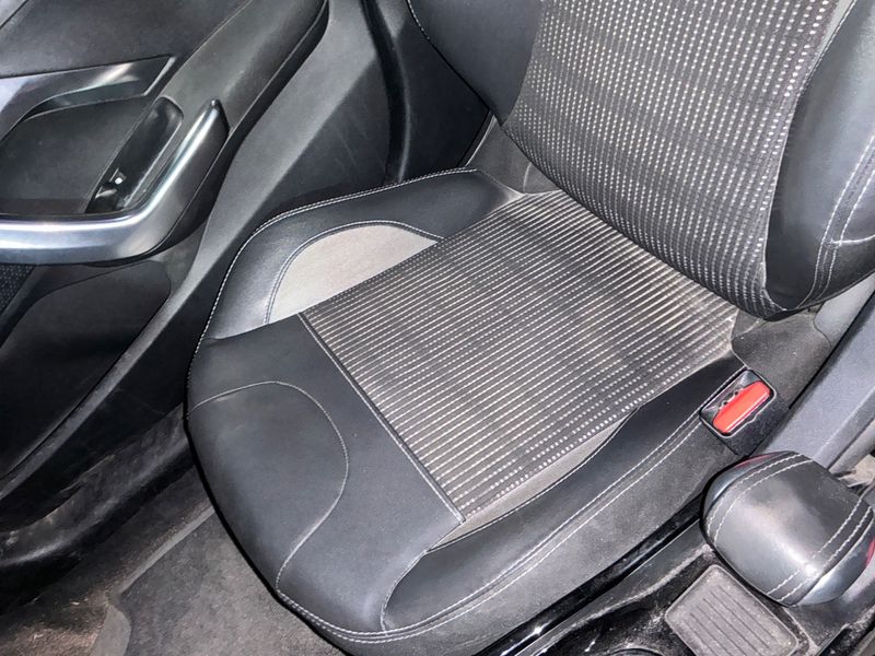 Peugeot 2008 1.2 PureTech Allure 2018 – снимка 28