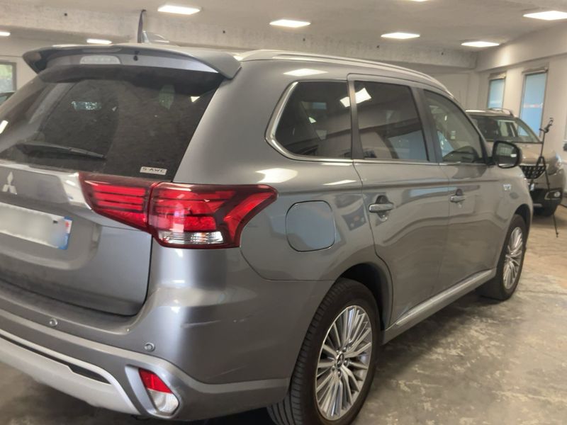 Mitsubishi Outlander 2.4 PHEV 4WD — zdjęcie 6
