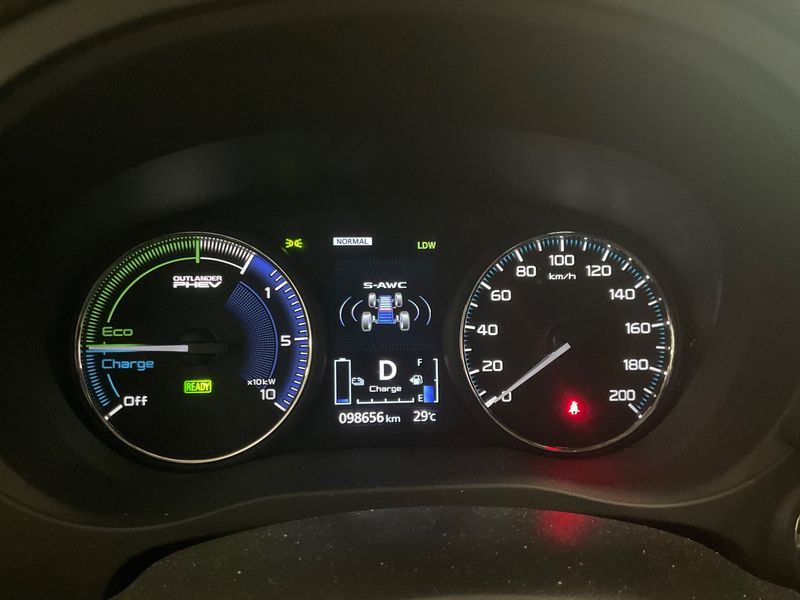 Mitsubishi Outlander 2.4 PHEV 4WD — zdjęcie 13
