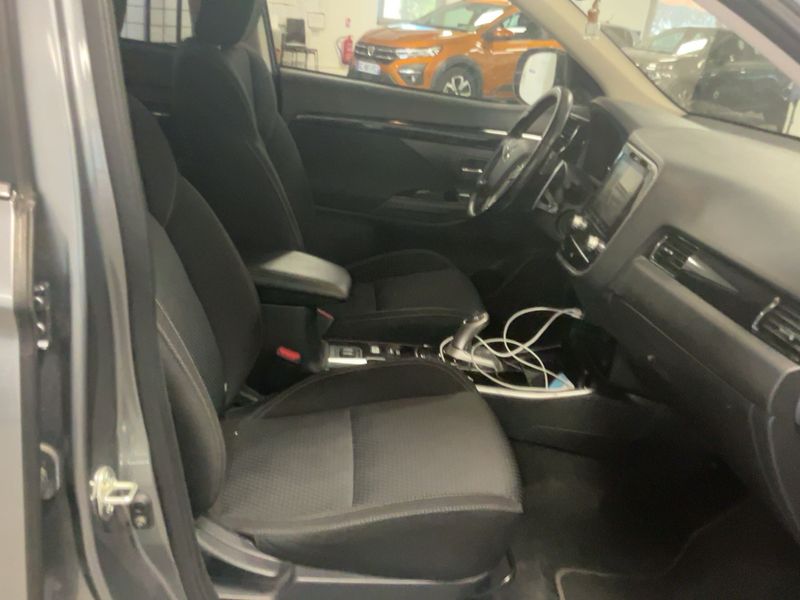 Mitsubishi Outlander 2.4 PHEV 4WD — zdjęcie 11