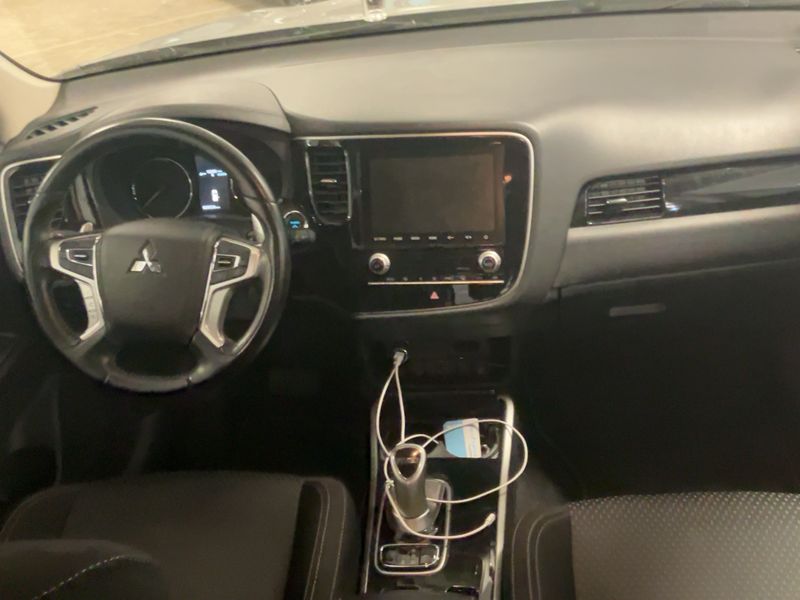 Mitsubishi Outlander 2.4 PHEV 4WD — zdjęcie 12