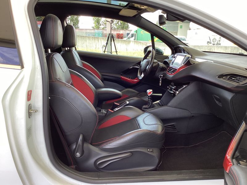 Peugeot 208 1.6 THP GTi — zdjęcie 11