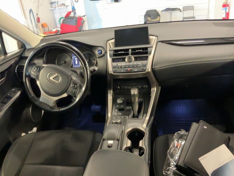 Lexus NX-Serie NX 300h — zdjęcie 12