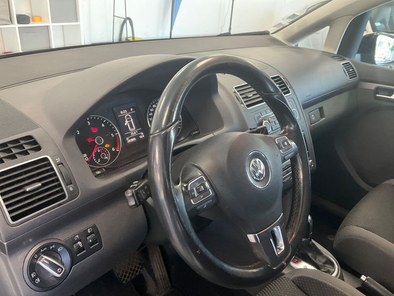 Volkswagen Touran 2.0 TDI Design Edition 2011 – снимка 23