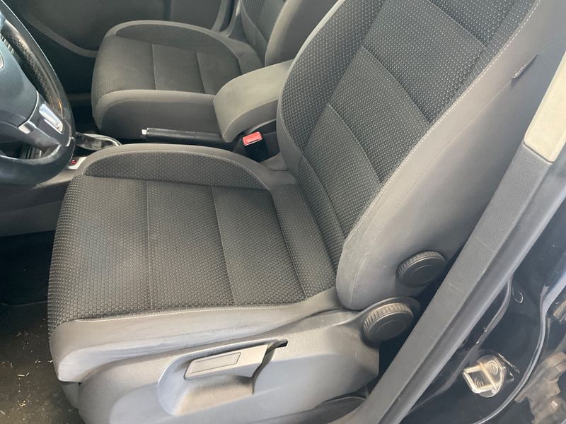 Volkswagen Touran 2.0 TDI Design Edition 2011 – снимка 24