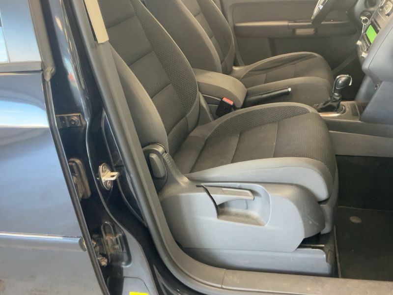 Volkswagen Touran 2.0 TDI Design Edition 2011 – снимка 16