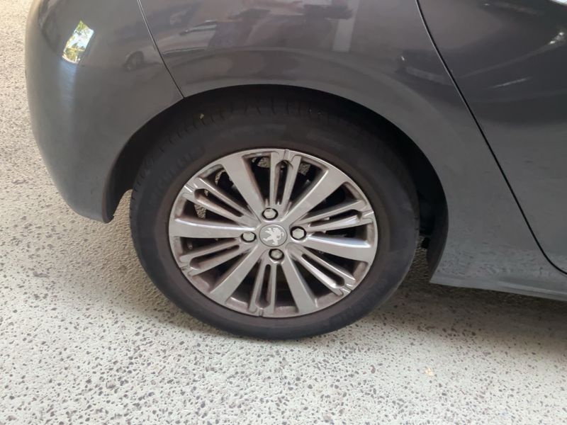 Peugeot 208 1.2 PureTech Allure 2019 – снимка 9