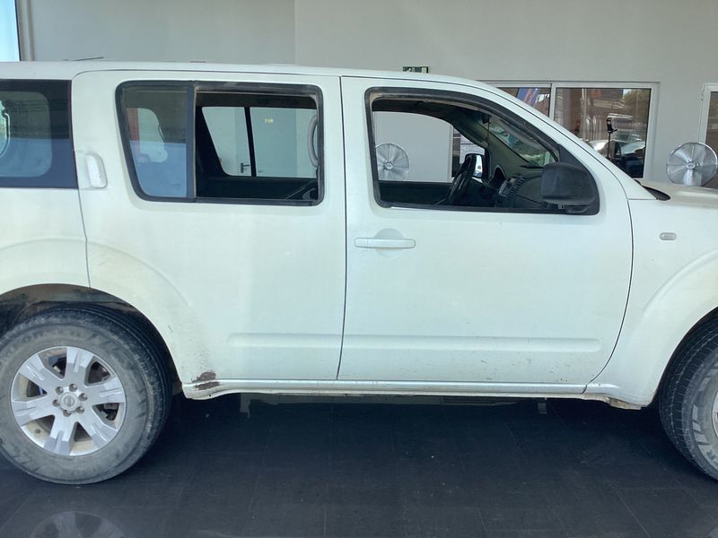 Nissan Pathfinder 2.5 dCi SE — zdjęcie 7