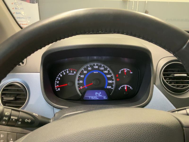 Hyundai i10 1.0 Trend blue — zdjęcie 13