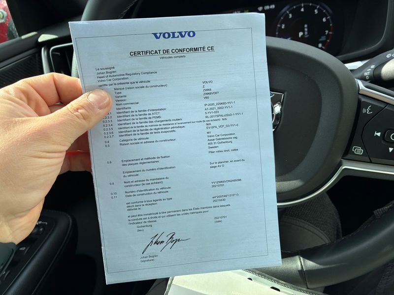 Volvo V60 2.0 B3 Mild-Hybrid Momentum Pro — zdjęcie 17