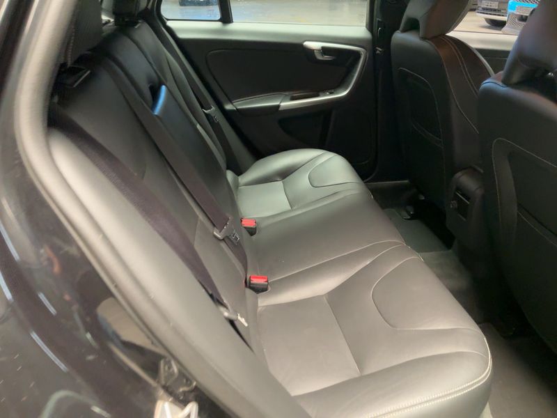 Volvo V60 2.0 D3 Linje Svart 2018 – снимка 19