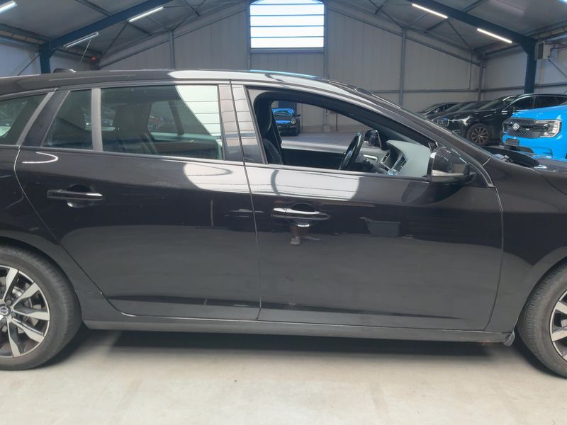Volvo V60 2.0 D3 Linje Svart 2018 – снимка 10