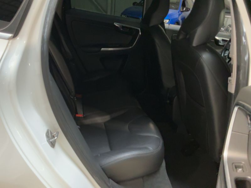 Volvo XC60 2.0 D3 Momentum Business 2WD — zdjęcie 14