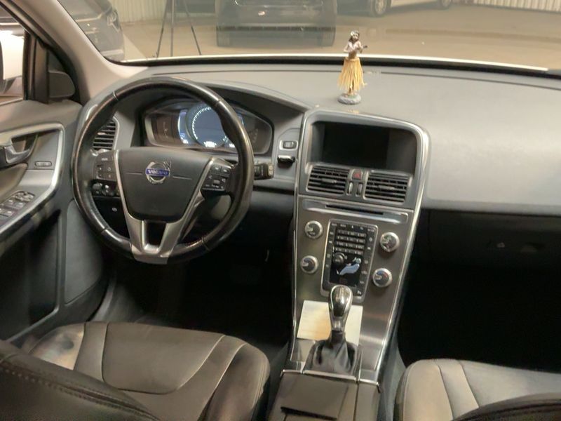 Volvo XC60 2.0 D3 Momentum Business 2WD — zdjęcie 12