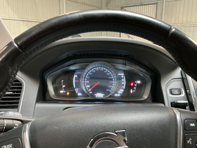 Volvo XC60 2.0 D3 Momentum Business 2WD — zdjęcie 13