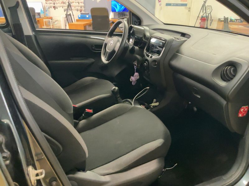 Toyota Aygo 1.0 X — zdjęcie 11