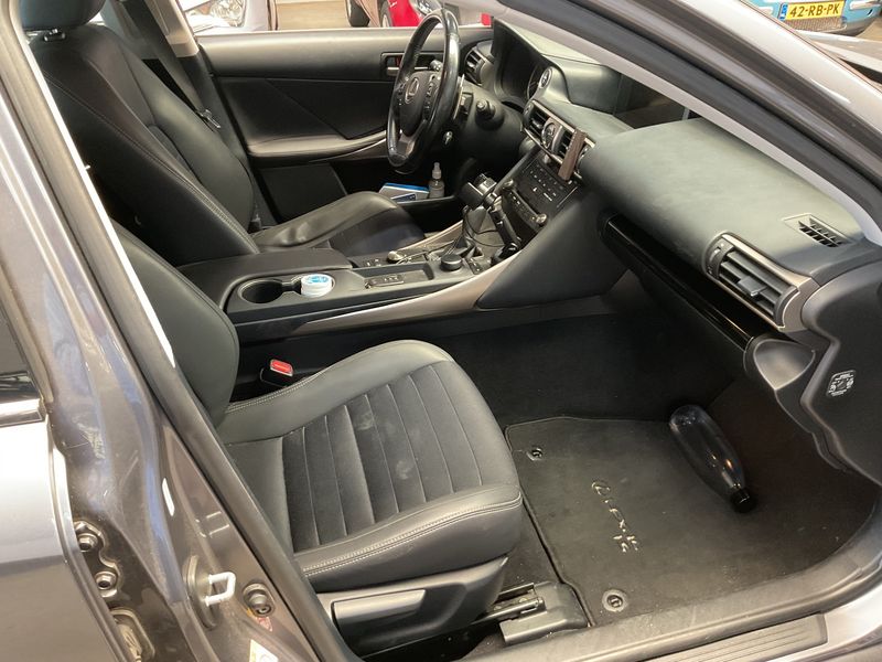 Lexus IS-Serie IS 300h Business — zdjęcie 11