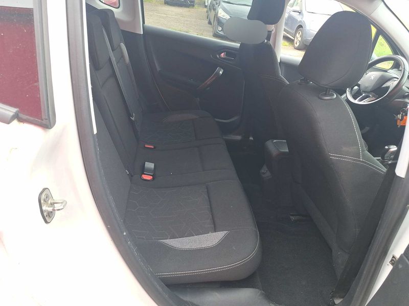 Peugeot 2008 1.6 Blue-HDi Style — zdjęcie 14