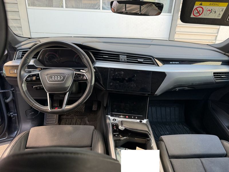 Audi e-tron Sportback 55 quattro S line — zdjęcie 11
