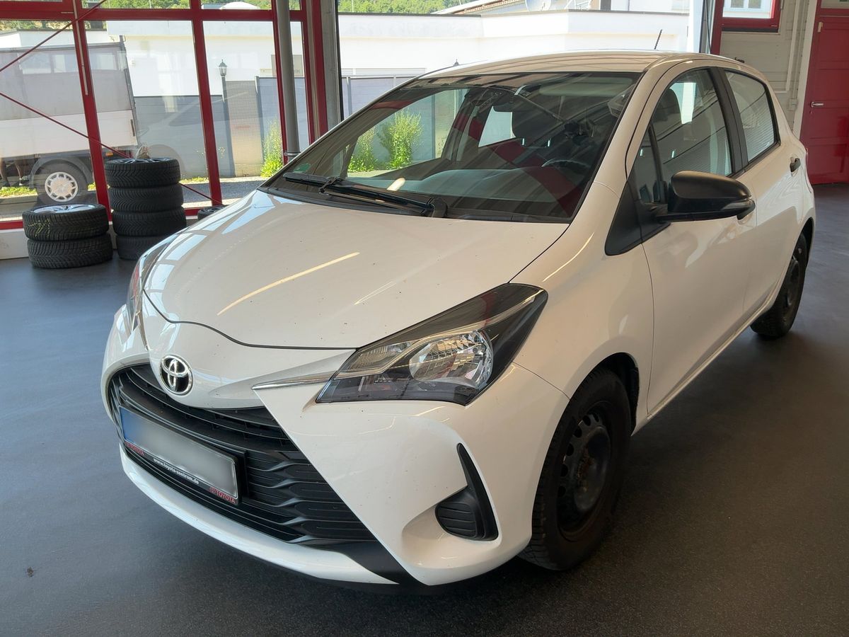 Toyota Yaris 2017 — photo 1