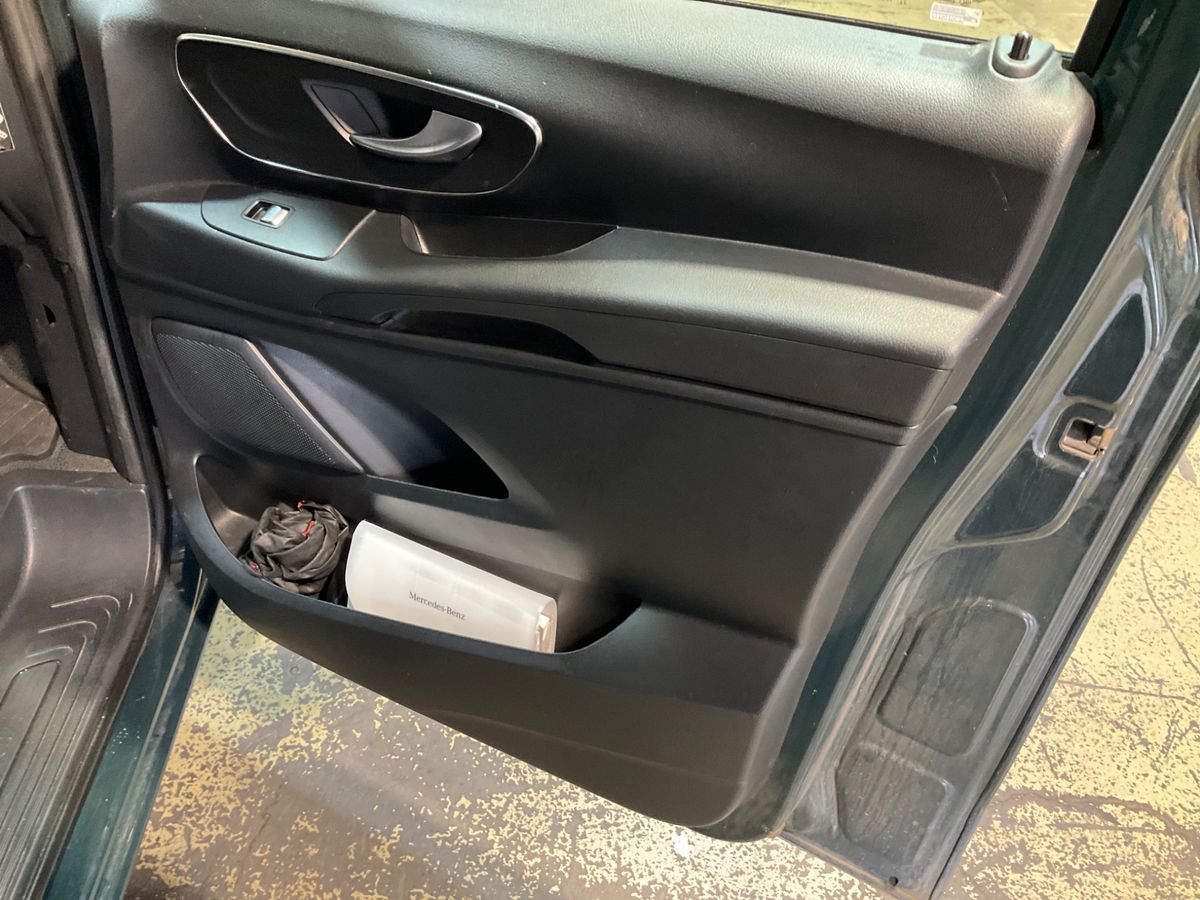Mercedes-Benz V-Klasse 2023 — photo 32