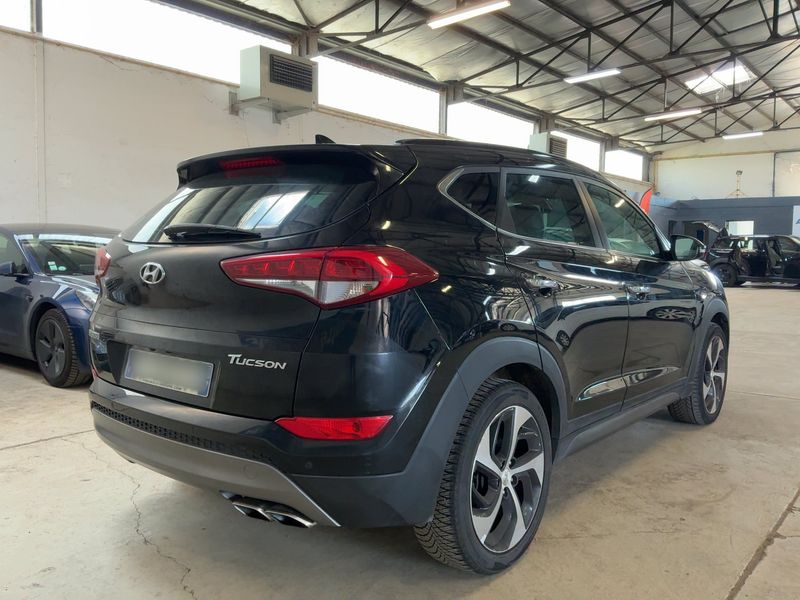 Hyundai Tucson 2.0 CRDi Executive 2WD — zdjęcie 6