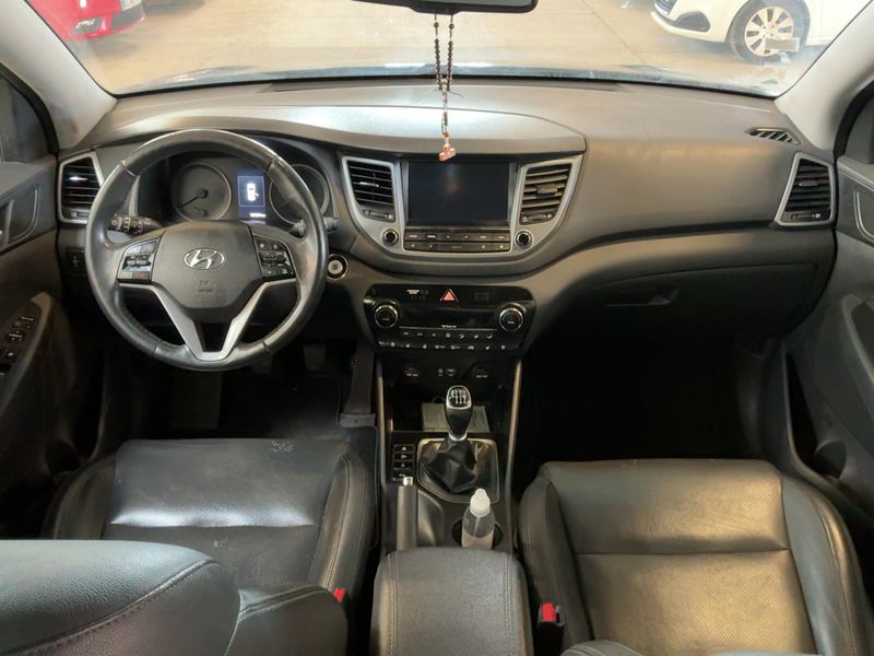 Hyundai Tucson 2.0 CRDi Executive 2WD — zdjęcie 12