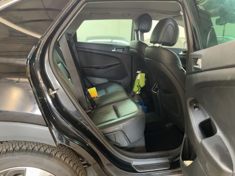 Hyundai Tucson 2.0 CRDi Executive 2WD — zdjęcie 14